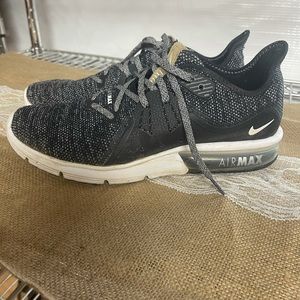 Women’s Nike Airmax tennis shoes size 9.5